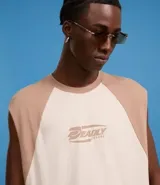 Musculosa de algodón color beige con cuello y sisas en color tostado. Estampado frontal con el logo de la marca Deadly Insane.