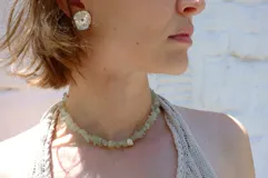 Collar regulable de bronce macizo con cuentas de piedra natural de cuarzo lima y jaspe rojo, y un dije central de labradorita.