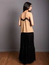 Pollera larga de encaje negro con volados y volumen en el bajo.