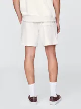 Short deportivo verde oscuro con cintura elástica y cordón ajustable.