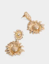 Aros colgantes largos dorados con forma de girasol.