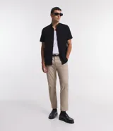 Pantalón de vestir color gris claro, de corte slim fit y largo cropped.