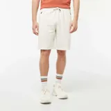 Bermudas deportivas color beige, de corte recto y largo hasta la rodilla. Confeccionadas en tejido de chándal suave y cómodo. Ideales para un look casual y relajado.
