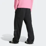 Pantalón deportivo Adidas Adibreak negro con logo de Adidas en la pierna. Tiene cintura elástica con cordón ajustable, bolsillos laterales y botones a presión a los lados.