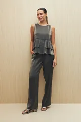Pantalón de vestir plateado de tela liviana con brillo metalizado y corte suelto.