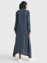 Falda midi azul marino con rayas verticales blancas, cintura elástica con cordón y dobladillo asimétrico.