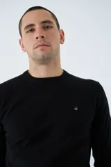 Sweater de algodón con cashmere color beige, de corte clásico, con cuello redondo a la base, puños y dobladillo acanalados y logo bordado en el pecho.