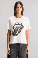 Remera color crema de algodón con cuello redondo y mangas cortas. Estampado frontal y trasero con el logo de la lengua de los Rolling Stones.