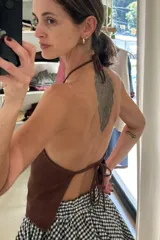 Top tejido color rojo, de punto fino, con cuello halter fruncido y tirantes finos.