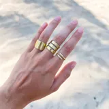 Anillo de bronce con diseño minimalista, ideal para uso diario y fácil de combinar.