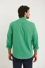 Camisa rosada de lino y algodón, con cuello mao, manga larga y bolsillo de parche en el pecho.