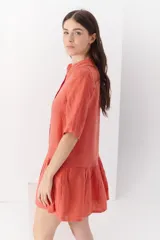 Vestido blanco de lino con cuello mao, manga corta y corte evasé.