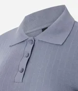 Blusa femenina de algodón certificado, color azul, con cuello polo, cierre de botones y mangas cortas con acabado ondulado.