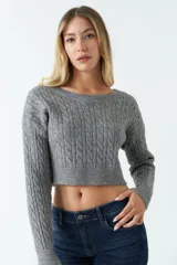 Sweater corto gris de punto trenzado con escote redondo amplio y mangas largas texturadas.