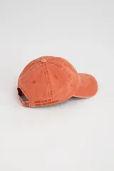 Gorra de béisbol color naranja con efecto gastado.