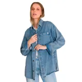 Camisa de jean celeste, de corte amplio, con cuello clásico, cierre frontal con botones, mangas largas con puños abotonados, dos bolsillos con solapa abotonada en el pecho y aberturas laterales en el ruedo.
