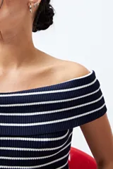 Top tejido con escote bardot a rayas horizontales azul marino y blancas, de trama acanalada y diseño sin mangas.