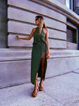 Falda larga cruzada color crudo, confeccionada en tejido de punto con lurex y viscosa.