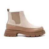 Bota Chelsea color beige con suela track color marrón.