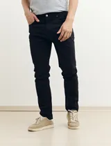 Pantalón de vestir de corte slim fit, color negro.
