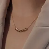 Gargantilla de oro amarillo 9k con dije de eslabones entrelazados.