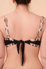 Top de bikini negro con estampado animal print en los bordes y tirantes finos regulables. Sin aro y con escote bajo.
