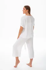 Blusa blanca de manga corta con ruedo doblado y escote redondo.