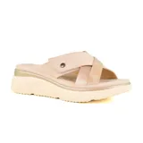 Sandalias bajas Korium Aster color beige con plataforma y tiras cruzadas, una de cuero sintético liso y otra de cuero sintético texturizado color dorado.