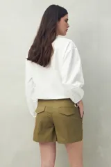 Short negro de algodón, de tiro medio, con bolsillos delanteros y traseros.