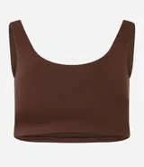 Top deportivo blanco de escote redondo y breteles medianos, sin copa ni estampa.