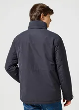 Campera de hombre color negro, con cuello alto, cierre frontal con cremallera y botones a presión, múltiples bolsillos y puños con botón.