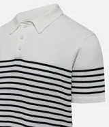 Polo de hombre con corte comfort, confeccionada en tejido de punto de algodón a rayas horizontales blancas y negras. Tiene cuello inglés con botones y mangas cortas.
