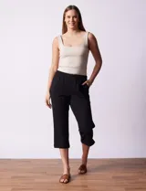 Pantalón capri de algodón color celeste, corte recto, con pretina elastizada y bolsillos laterales.