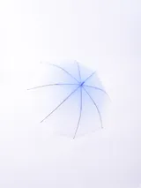 Paraguas transparente con estructura violeta.