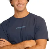 Remera azul de manga corta Maui and Sons, confeccionada en algodón orgánico. Presenta un estampado pequeño con el logo de la marca en el pecho.