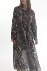 Vestido midi camisero de gasa con estampado animal print de leopardo, cuello camisero, manga larga con puños abotonados, cierre frontal con botones y forro interior en la falda.