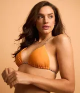 Top de bikini triangular color naranja con tirantes finos trenzados en blanco y negro.