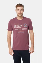 Remera de manga corta color borgoña con cuello redondo y estampado frontal con la leyenda "Legacy Original Brand" en color gris y un círculo con el número "1972" en azul.
