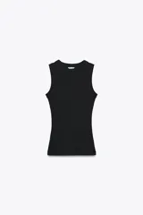 Musculosa negra de algodón con cuello redondo y corte ajustado.