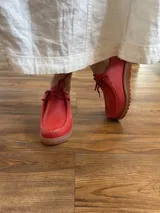 Zapatos acordonados color rojo con suela de goma.