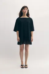 Remerón blanco de cuello bote con encaje integrado y bordado del monograma de la marca a tono. De calce holgado, confeccionado en malla fina compactada y prelavada.