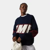 Sweater de tejido jacquard 100% algodón, color azul marino con franja horizontal en el pecho con letras grandes en blanco y borde granate. Las mangas presentan parches de color granate en la zona del hombro.