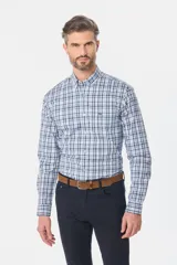 Camisa de hombre a cuadros azules, blancos y verdes, de corte clásico y manga larga. Confeccionada en algodón.
