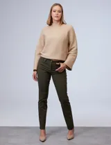 Pantalón de gabardina elastizada color marrón claro, marca Zac & Rachel, corte slim, con pretina con pasadores, botón y cierre. Delantera con tres bolsillos y trasera con bolsillos ojal.