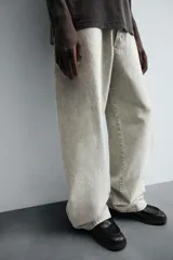 Pantalón de jean negro de corte amplio, estilo balloon fit, con cinco bolsillos y cierre frontal con botones.