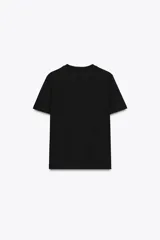 Camiseta negra de algodón con cuello redondo, manga corta y estampado frontal con la frase "California Los Angeles EST 1895" en color blanco.