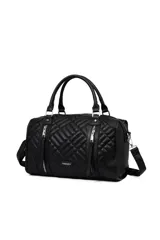 Bolso tipo duffle color negro con diseño acolchado en rombos, doble asa de mano y correa bandolera ajustable y desmontable. Cuenta con cierre superior y dos bolsillos frontales con cierre.