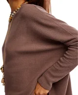 Sweater oversized de punto waffle color marrón topo, con escote redondo y mangas largas tipo dolman, de silueta amplia y cómoda.