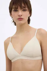 Bralette color beige con breteles finos y copas triangulares sin aro.