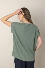 Remera verde con estampado de hojas en azul marino, de lino en el frente y algodón en la espalda.